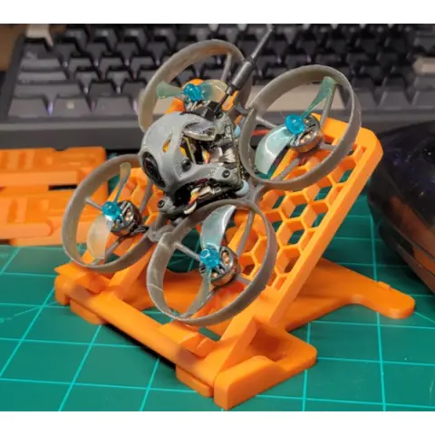 競速穿越機彈射底座 FPV起飛架/展示架 Tinywhoop 起飛儀式感支架 / FPV 桌面展示架 BETAFPV（主圖）